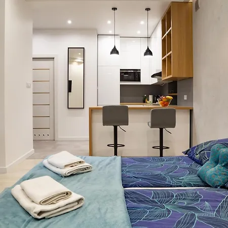Apartment Shy But Shining! Lovely, Stylish & Fully Equipped.