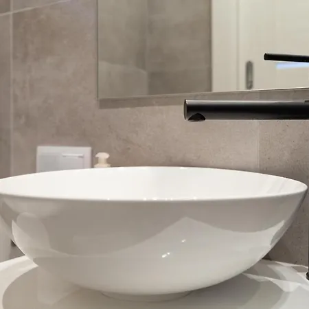 Shy But Shining! Lovely, Stylish & Fully Equipped. Apartmán *