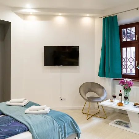 Shy But Shining! Lovely, Stylish & Fully Equipped. Apartment *